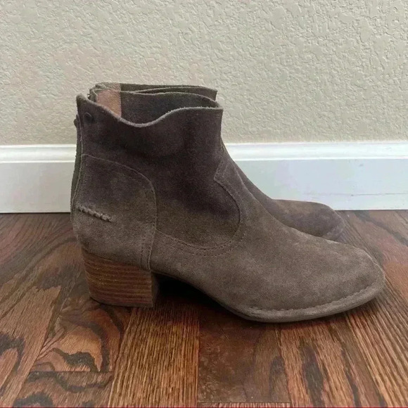 Ugg Australia Bandara Suede Mid Heel Taupe Ankle Boots Women’s Size 7 $150 - Picture 1 of 15